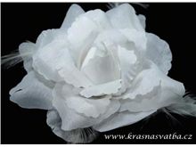 Bílá růže s peříčky - brož